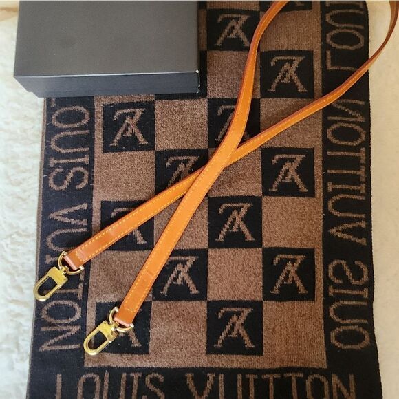 Louis Vuitton Leather with Goldtone Brass Strap - Picture 8 of 9